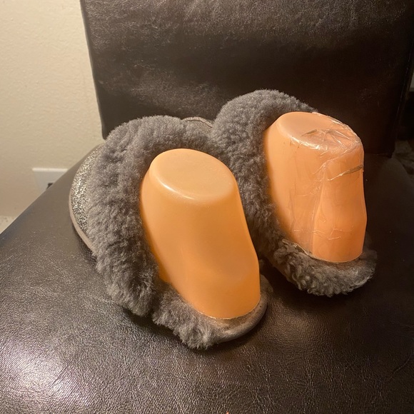 UGG Slippers Size 10 Women’s Gray Silver Fur Sherpa Slides Slippers Size 8 - Picture 7 of 11